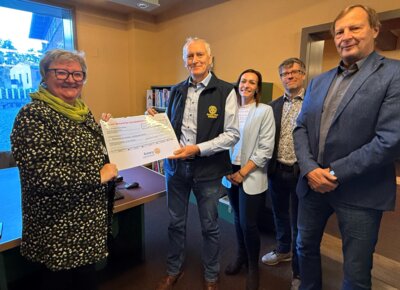 Georgia Arndt, Joachim Kluchert, Tina Besler, Hendrik Seipt und Uwe Schedel (v.l.) bei der Scheckübergabe.
