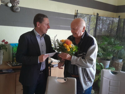 Foto zur Meldung: Hamburg – Brahlstorf – Karstädt – Perleberg: Helmut Eickhoff berichtet Bürgermeister Axel Schmidt aus seinem 90-jährigen Leben