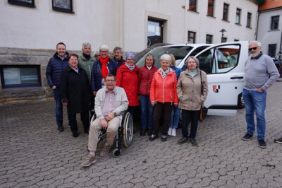 Bereits zum dritten Mal war der Selbitzer Bürgerbus ausgebucht und ist zum Seniorenkino gefahren.  Bild von links: Hauptamtsleiter Ulrich Kraus, die Seniorenbeauftragten Eva Leonhardt und Helmut Stöcker, Dritte Bürgermeistern Ina Hundhammer-Schrögel, die Teilnehmer am Seniorenkino sowie Bürgerbusfahrer Jürgen Schrögel. (Bild vergrößern)