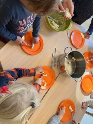 🍏 Selbstgemachter Apfelkuchen in der Kita – Das Erlebnis für alle Sinne! 🍏 (Bild vergrößern)