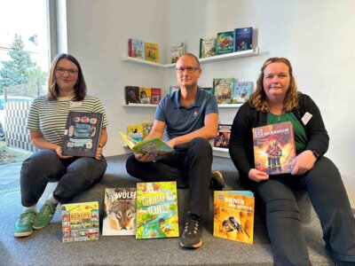 Johanna Gumz, Hanno Taufenbach und Carolin Renkewitz (r) mit den neuen Sachbüchern für Kinder I Foto: Martin Ferch (Bild vergrößern)