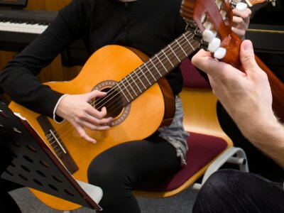 Neue Zeiten an den Saiten: Für die Musikschulen wird das Herrenberg-Urteil teuer. Foto: Peter Mittwoch (Bild vergrößern)