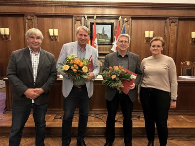 Constanze Stehr, stellv. Bürgermeisterin und  Karsten Korup, Vorsitzender der Stadtverordnetenversammlung (I) gratulierten Dr. Oliver Hermann (2.v.r) und Michael Hintz I Foto: Martin Ferch (Bild vergr&ouml;&szlig;ern)