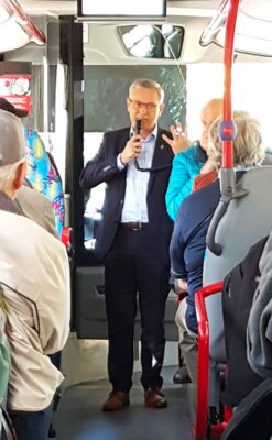 Bürgermeister Andreas Igel während der Bildungsfahrt für Selbsthilfe-Angehörige durch Ludwigsfelde