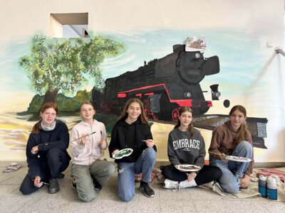 Gestalten einen Ausstellungsraum im Historischen Lokschuppen:  Lina Hecht, Ada Kipper, Amy-Sue Bosse, Charlotte Schulz und Fine Broschkuss (v.l.n.r)  I Foto: Martin Ferch (Bild vergrößern)
