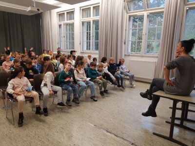 Autorin Sue Glanzner bei ihrer Lesung in unserem großen Musiksaal. (Bild vergrößern)