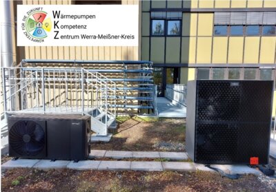 Ein Blick auf die Außengeräte der Wärmepumpen, die im Zentrum bei laufendem Betrieb in Augenschein genommen werden können. (Bild vergrößern)