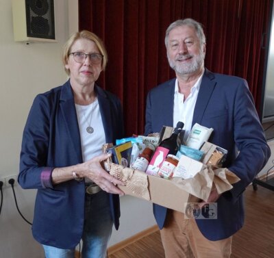 Studienleiterin Anna Pietrowski vom evangelischen Bildungszentrum Ostfriesland-Potshausen bedankte sich bei Hermann Schiefer, Landesdenkmalpfleger i.R. für seinen Vortrag zum Thema „Gulfhäuser“. Foto Groeneveld (Bild vergrößern)