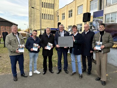 (v.I.) Stefan Bruch Abteilungsleiter Ministerium für Infrastruktur und Landesplanung, Christian von Hagen, Dr. Oliver Hermann (Bürgermeister Wittenberge), Dipl.-Ing. Ingolf Kluge (Vizepräsident der Bundesingenieurkammer), Sven Bardua, Matthias Krebs (Präsident Brandenburgische Ingenieurkammer) und Florian Uthoff (BKLV Management) I Foto: Martin Ferch (Bild vergrößern)