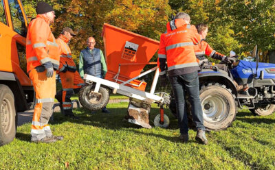 Pritzwalks Bürgermeister Dr. Ronald Thiel sah sich an, wie das Pflanzen der Blumenzwiebeln mit der Maschine funktioniert. Foto: Katja Zeiger/Stadt Pritzwalk (Bild vergrößern)