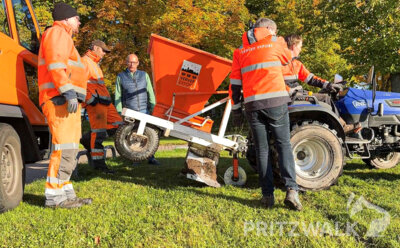 Pritzwalks Bürgermeister Dr. Ronald Thiel sah sich an, wie das Pflanzen der Blumenzwiebeln mit der Maschine funktioniert. Foto: Katja Zeiger/Stadt Pritzwalk (Bild vergrößern)