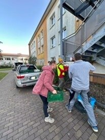 Große Sammelaktion für den Winter: Schüler sammeln Nussfrüchte