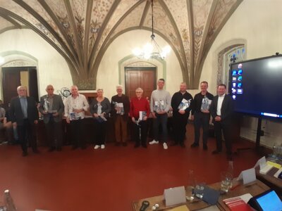 Foto zur Meldung: Der Vorsitzende der Stadtverordnetenversammlung Rainer Pickert und Bürgermeister Axel Schmidt bedanken sich bei ehemaligen Stadtverordneten