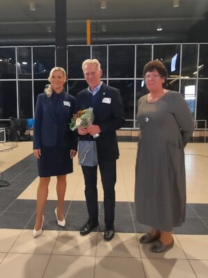 Stefan Grobbecker mit der Ehrennadel der Stadt Laage. Foto: André Stache
