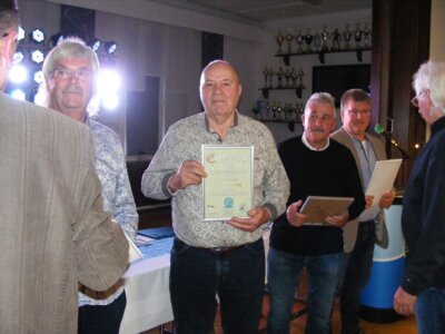 seit Gründung des Kreisvereins vor 70 Jahren Mitglied - Wolfgang Kirchhoff (Bildmiitte) aus Riethnordhausen, mit der Ehrenmitgliedschaft ausgezeichnet