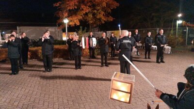 Laternenumzug in Bokholt-Hanredder mit dem Feuerwehrmusikzug Moorrege (Bild vergrößern)