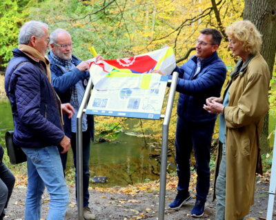 Stele 17 wird enthüllt. (Bild vergr&ouml;&szlig;ern)