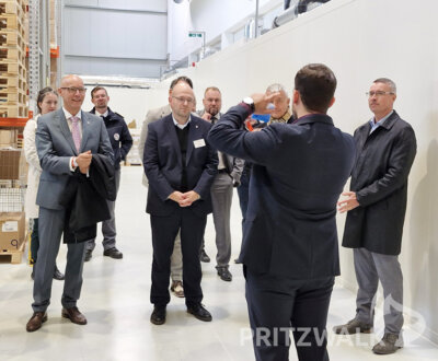 Bürgermeister Dr. Ronald Thiel (l.) bei einer Führung durch die neue Anlage. Foto: rab/Stadt Pritzwalk (Bild vergrößern)