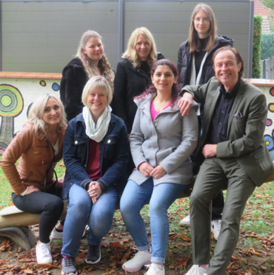 Von links nach rechts: vorne: Eva Grohmann, Simone Sailer, Dena Sanjaqlee, Bürgermeister Bernhard Uhl / hinten: Anja Mayrock, Annett Wünsch, Nicole Krones (auf dem Foto fehlen Alisha Garcia, Marvin Schiffelholz und Bettina Laub) / Fotograf: Markt Zusmarshausen (Bild vergrößern)