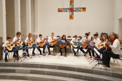 Gemeinsames Musizieren von Weihnachtsliteratur auf der Gitarre