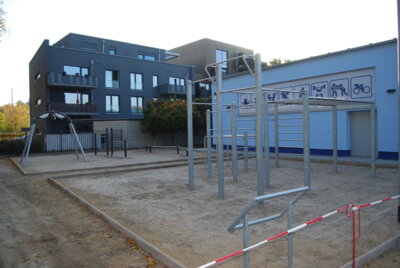 Outdoor Fitness und Spielplatz zügig weiter gebaut (Bild vergrößern)