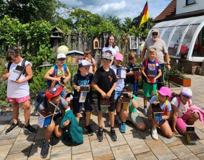 Steinauer Ferienspielkinder mit selbstgebauen Insektennisthilfen, Foto: Beck
