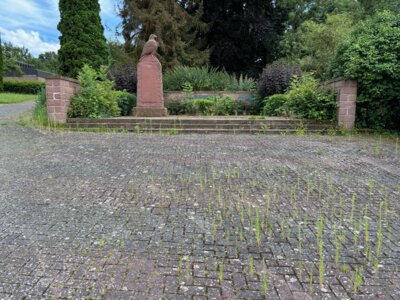 Ortstermin / Pflege der Gedenkstätte auf dem Merzhäuser Friedhof
