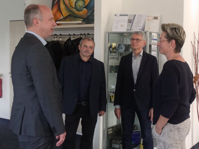 Im Gespräch (v.l.n.r.) Bürgermeister Mirko Buhr, Vorstandsvorsitzender Andreas Junker, Firmengründer Andreas Kanis, Vertriebsmitarbeiterin Manja Hartmann