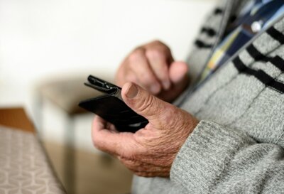 Für Handy-Neulinge gibt es in Pritzwalk ein digitales Seminar. Foto: Pixabay/Congerdesign (Bild vergrößern)