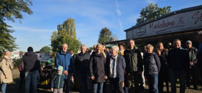 Foto zur Meldung: Waldspaziergang mit dem Förster Hans-Jörg Martinez und der Bürgermeisterin Christin  Zimmermann