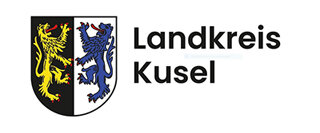 Landrat Otto Rubly übergab am 17.10.2024 einen Kofferraum voller gebrauchter Brillen, (Bild vergrößern)