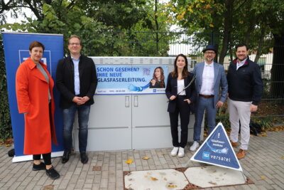 Wirtschaftsförderin Babett Ullrich (li) und Bürgermeister Heiko Richter (2.v.r.) trafen sich vor Ort mit den Vertretern von 1&1 Versatel. 