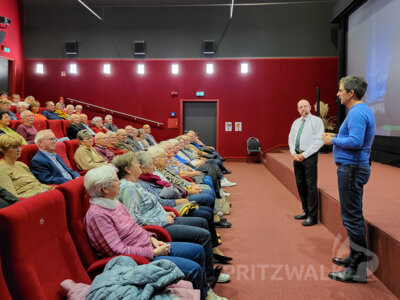Uwe Madel und Jürgen Schirrmeister schilderten vor dem Pritzwalker Publikum erschreckende Betrugsmaschen, die wirklich so passiert sind. Foto: Beate Vogel (Bild vergrößern)