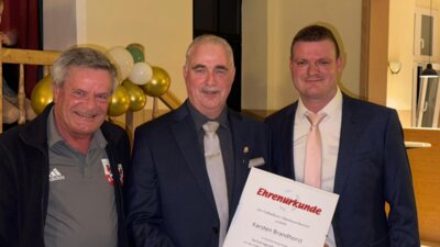 Goldene Ehrennadel an Karsten Brandhorst verliehen (Bild vergrößern)