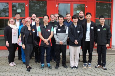 Insgesamt elf Auszubildende aus China haben bei sechs Unternehmen im Landkreis Dahme-Spreewald ihre Ausbildung begonnen. Foto WfG/Schiller (Bild vergrößern)