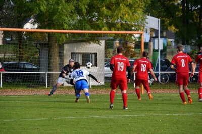 Spihola vergibt leider per Kopfball. (Bild vergrößern)