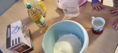 Salzteig mit Naturmaterialien bei den Papageien (Bild vergrößern)