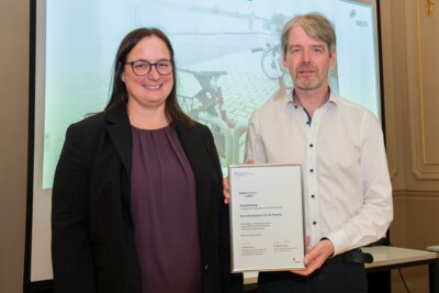 Melanie Schade vom Bundesinstitut für Bau-, Stadt- und Raumforschung (BBSR) mit Christian Soult vom TGZ Prignitz I Foto: BBR Bundesfoto Guido Schiefer (Bild vergrößern)