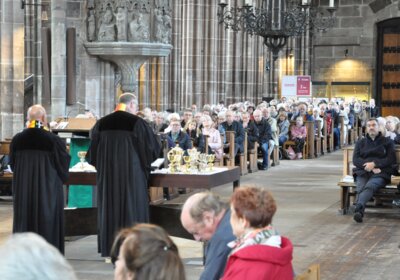 Mit einem Festgottesdienst in der Nürnberger Lorenzkirche unter Mitwirkung vieler Autoren wurde die Fränggische Bibl in fränkischer Mundart präsentiert und gefeiert - vorne rechts Ministerpräsident Markus Söder.