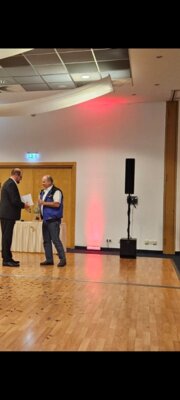 Landrat Stichnoth bei der Übergabe der Ehrenurkunde    Foto: IG Bode-Lachs e.V