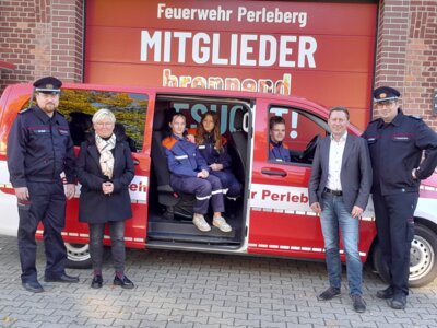 Foto zur Meldung: Jugendfeuerwehr der Rolandstadt Perleberg freut sich über neuen Mannschaftstransportwagen