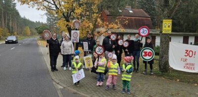 Runter vom Gas_ Kinder, Eltern und das Team der Kita Spreespatzen weisen vor der Einrichtung in Spreeau auf ihr Problem, die Raserei, hin Foto@Anke Beißer (Bild vergrößern)