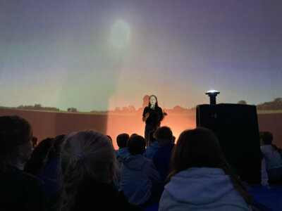 Meldung: Eine Reise durch den Weltraum - Besuch des Schulplanetariums