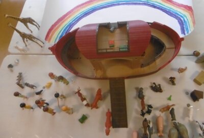 Das Evangelische Erzählteam kommt mit der Geschichte der Arche Noah in den Kindergarten Hegelstraße