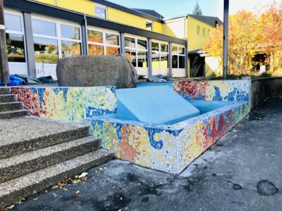 Brunnen erstrahlt in bunten Farben (Bild vergrößern)