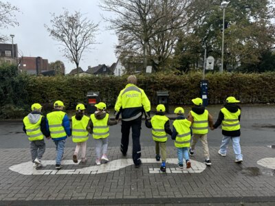 Meldung: "Gehwegstein- Bremse rein!"- 1. Klassen beim Gehwegtraining