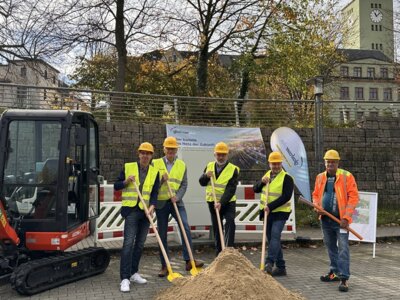 Vertreter der am Glasfaserausbau beteiligten Firmen und Bürgermeister Stefan Feustel beim symbolischen Spatenstich am 29.10.24. © Stadtverwaltung (Bild vergr&ouml;&szlig;ern)