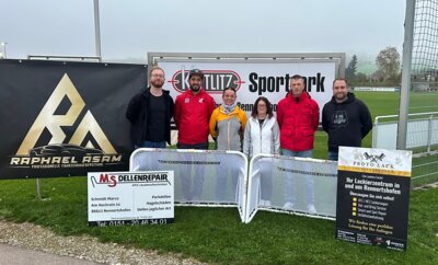 Raphael Asam (l.), Marco Schmidt (2.v.r.) und James Pugh (r.) übergeben die von ihnen gesponsorten Minitore an Roland Dittenhauser, Annette Sauer und Michaela Kruber (v.l.n.r.). (Bild vergrößern)