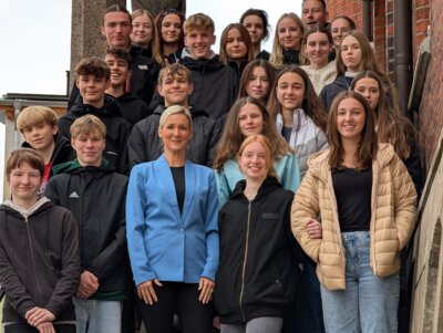 Foto zur Meldung: Besuch der 9. Klasse des RecknitzCampus im Rathaus