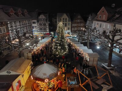 Viele Besucherinnen und Besucher lockte im vergangenen Jahr der Kupferstädter Adventsmarkt auf dem Rathausplatz (Bild vergr&ouml;&szlig;ern)